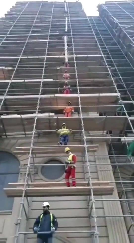 新奇至極 哪個國家竟如此運送建筑材料？